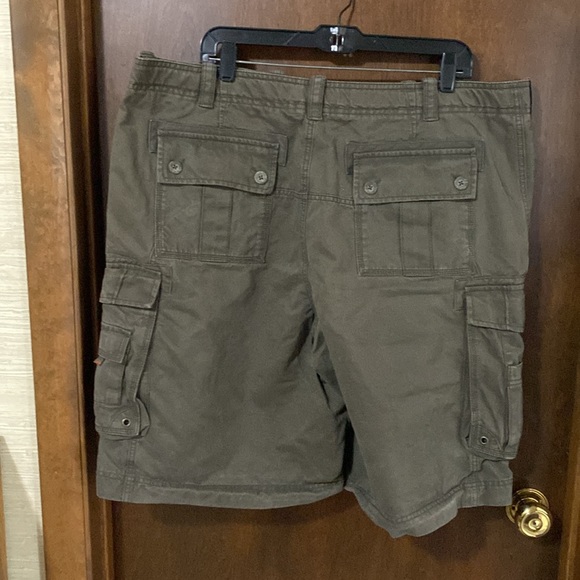 Like new canvas cargo Eddie Bauer men’s shorts. 8 pockets. - Picture 2 of 3
